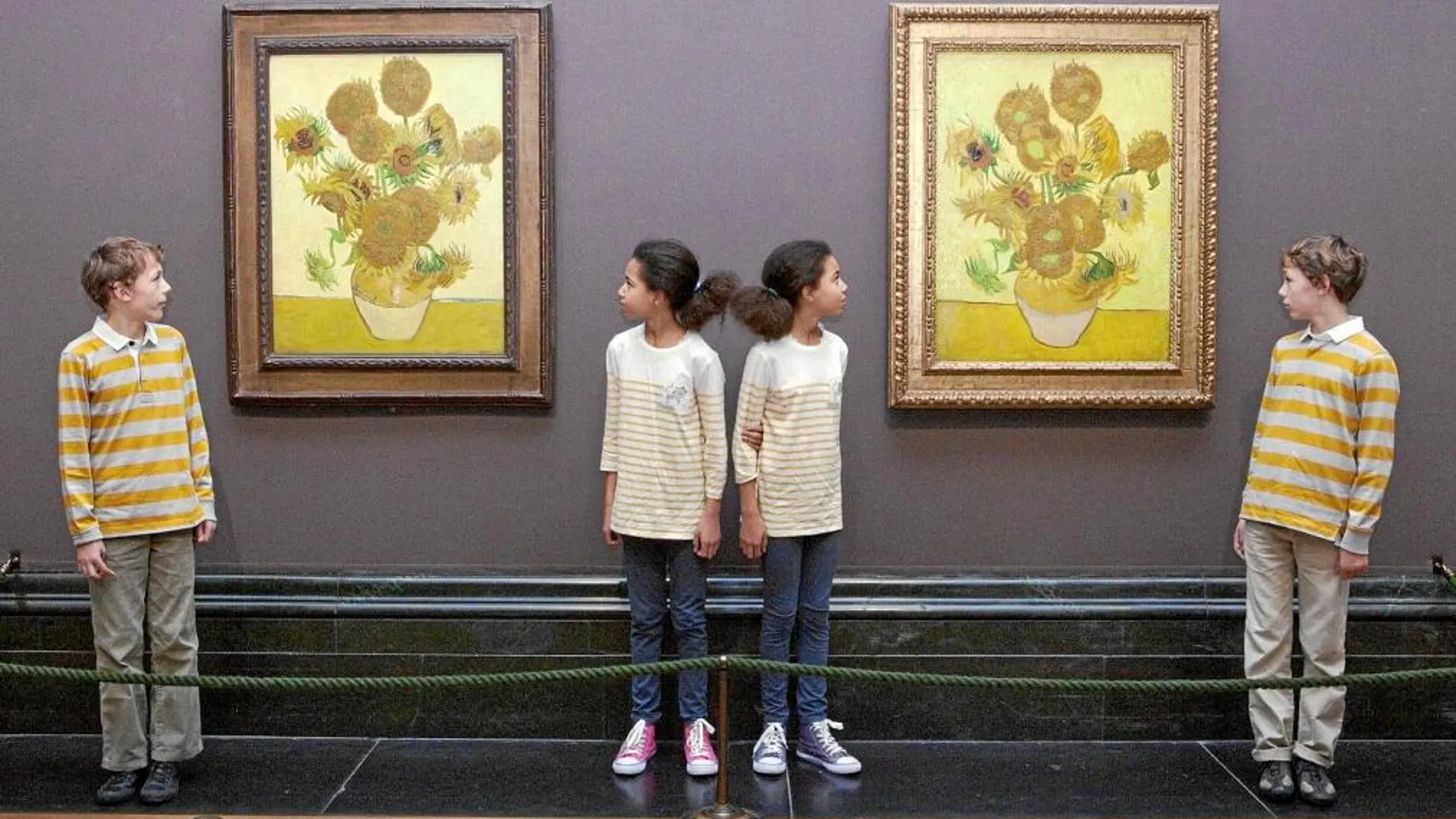 Dos parejas de gemelos contemplan las obras expuestas en Londres