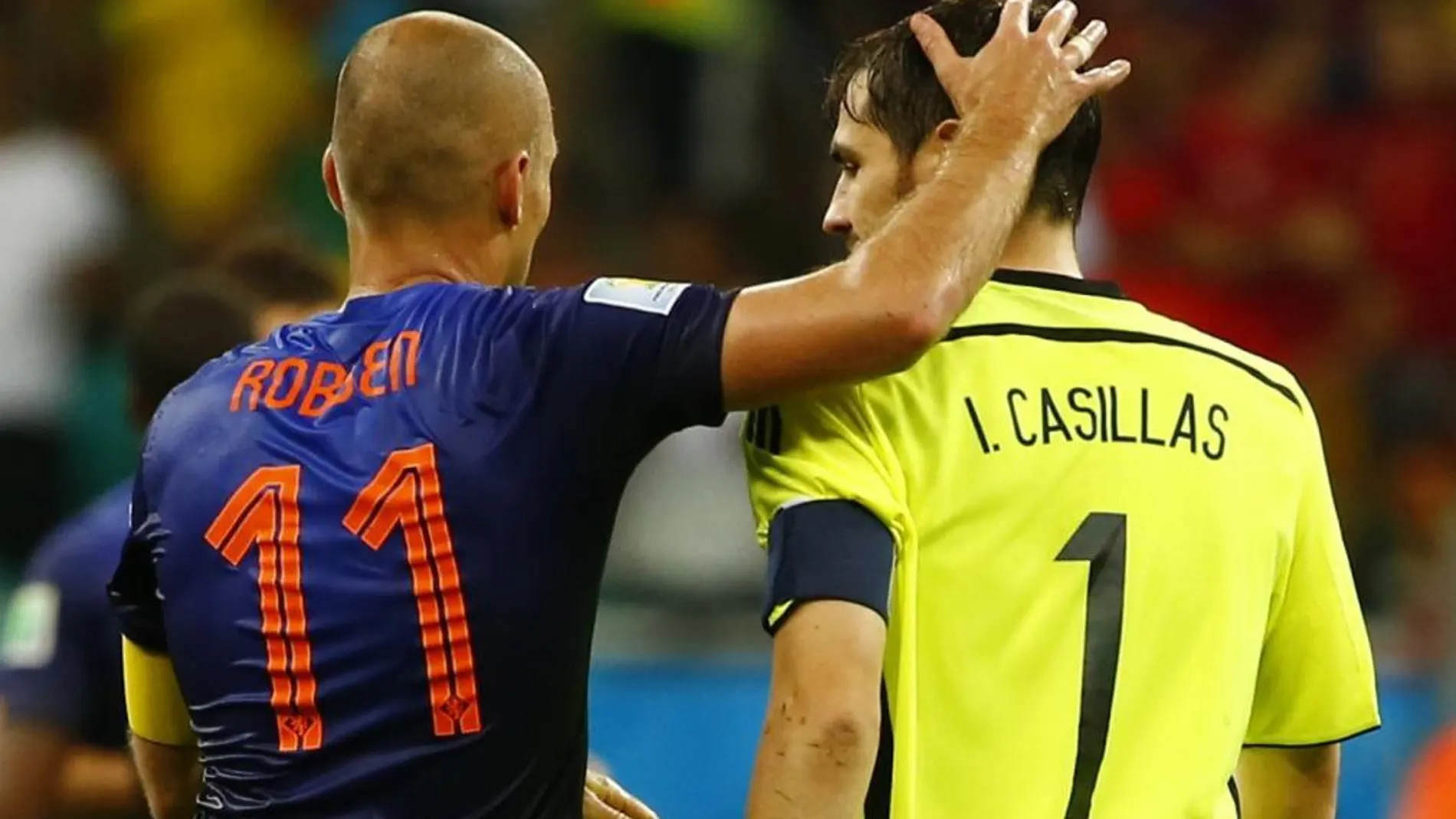 Robben y Casillas, después del España-Holanda del Mundial 2014