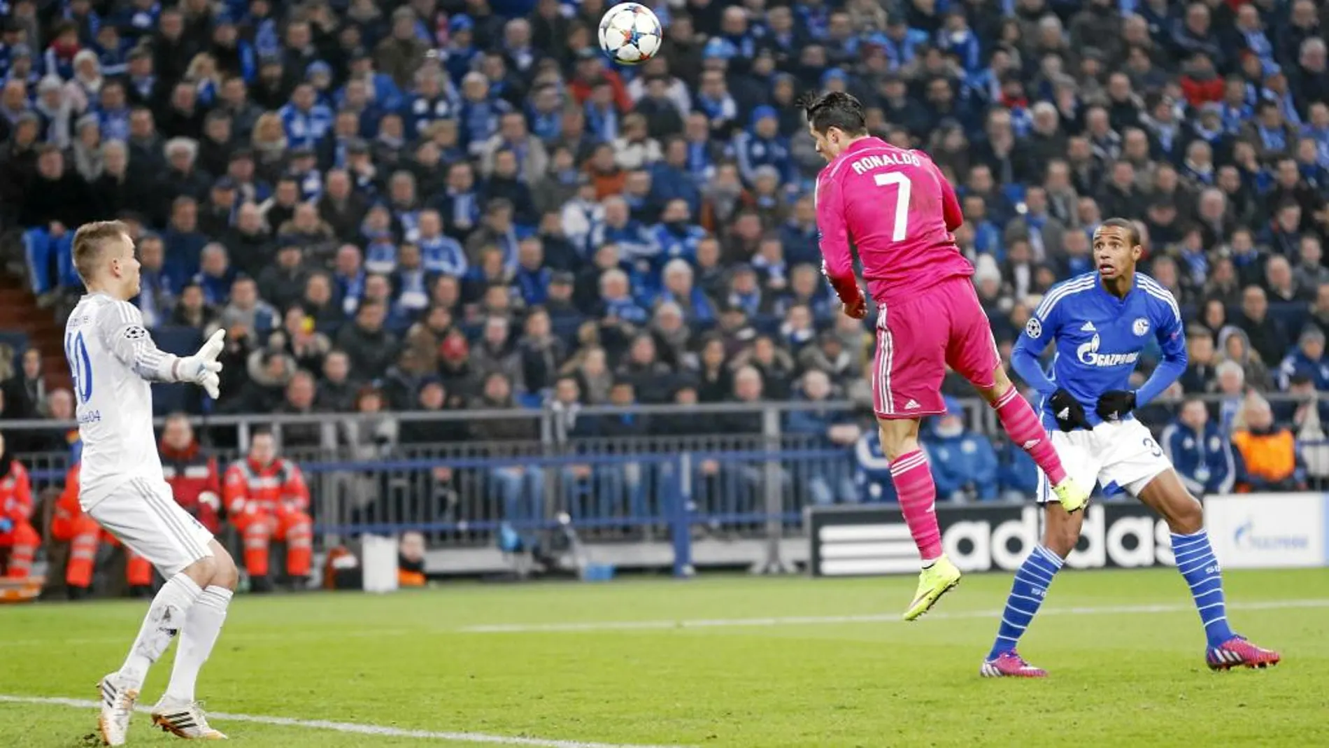 Este remate de cabeza de Cristiano Ronaldo terminó en el primer gol del Real Madrid en el Veltins-Arena