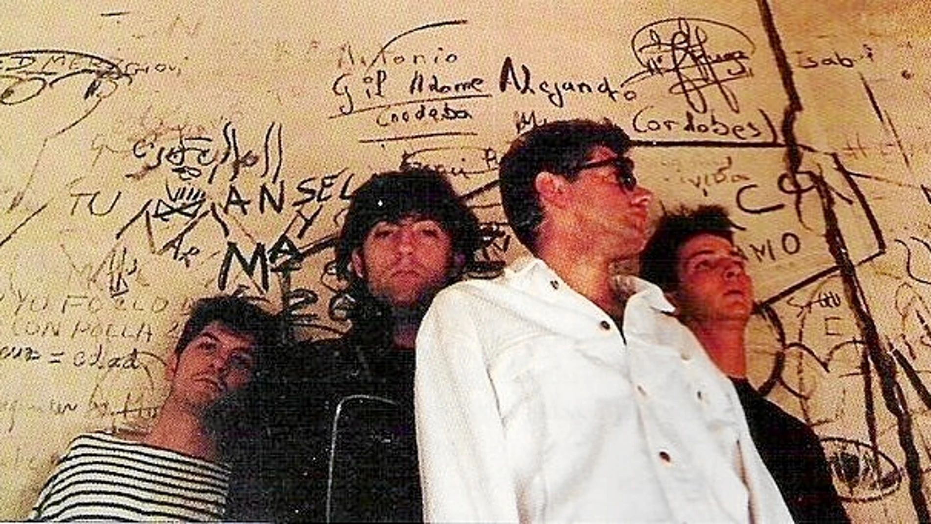 LA IMAGEN es de la formación original de la banda, allá por principios de los 90. Son:Juan Codorniu, Erik Jiménez, Miguel Ángel Rodríguez Pareja y Antonio Arias.