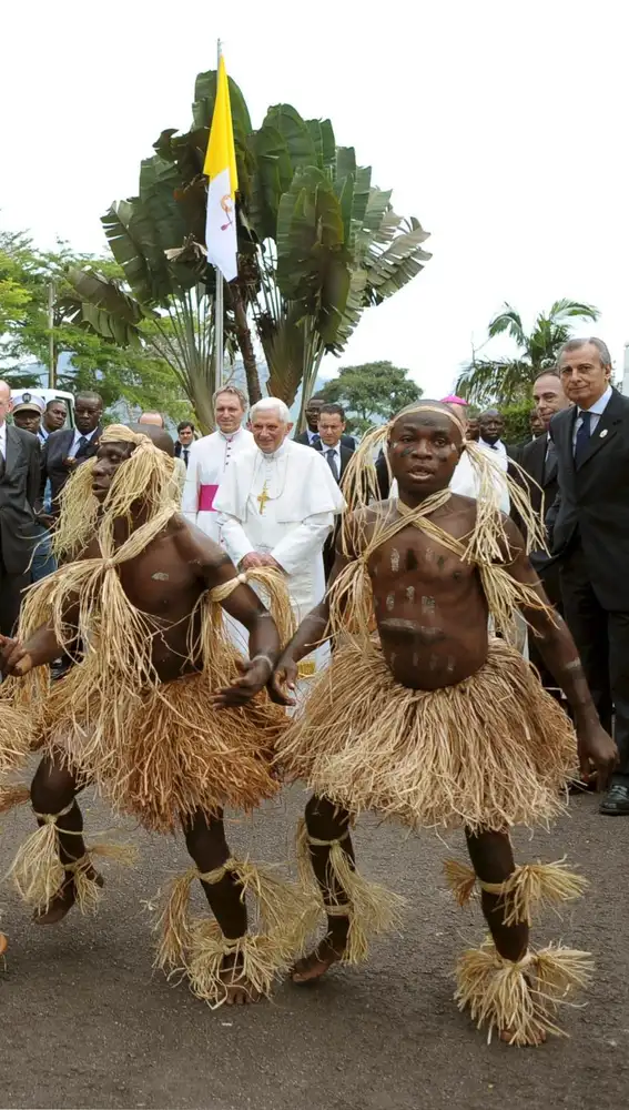 Tres pigmeos bailan en presencia del Papa Benedicto XVI, en una visita del pontífice a Camerún