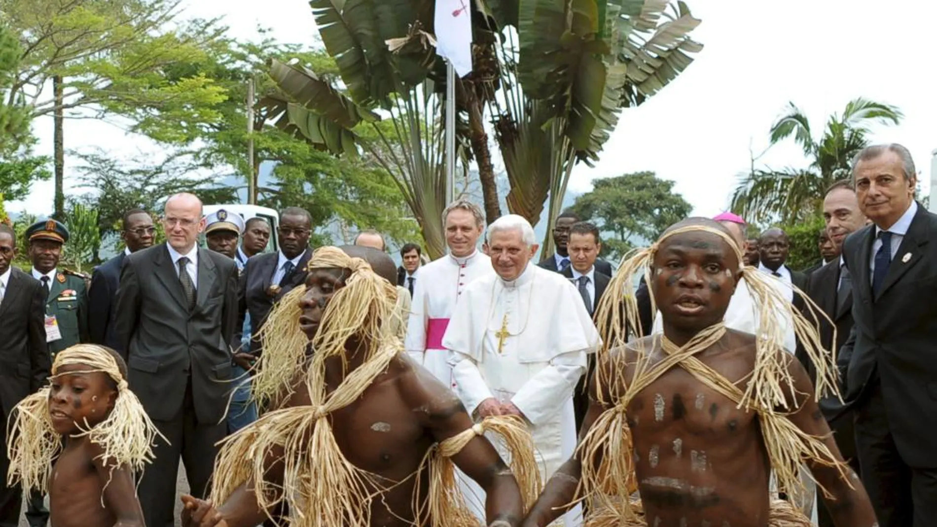 Tres pigmeos bailan en presencia del Papa Benedicto XVI, en una visita del pontífice a Camerún