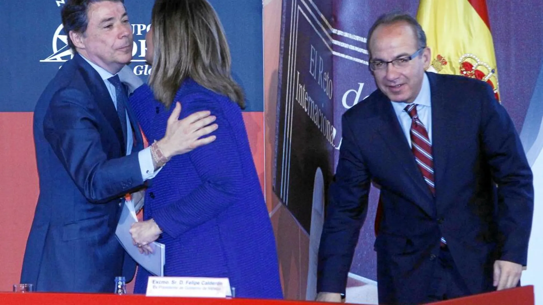 González saluda a Báñez en presencia del ex presidente mexicano, Felipe Calderón