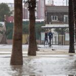 Efecto de las lluvias en el paseo marítimo de Valencia, ayer