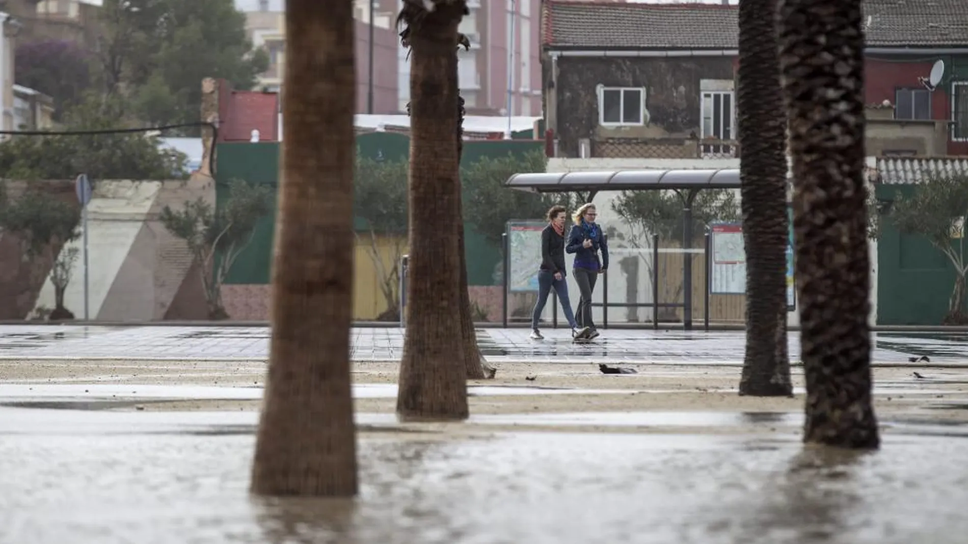 Efecto de las lluvias en el paseo marítimo de Valencia, ayer