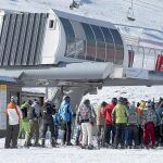 Decenas de aficionados hacen cola en uno de los remontes de la estación de esquí de Boi Taüll