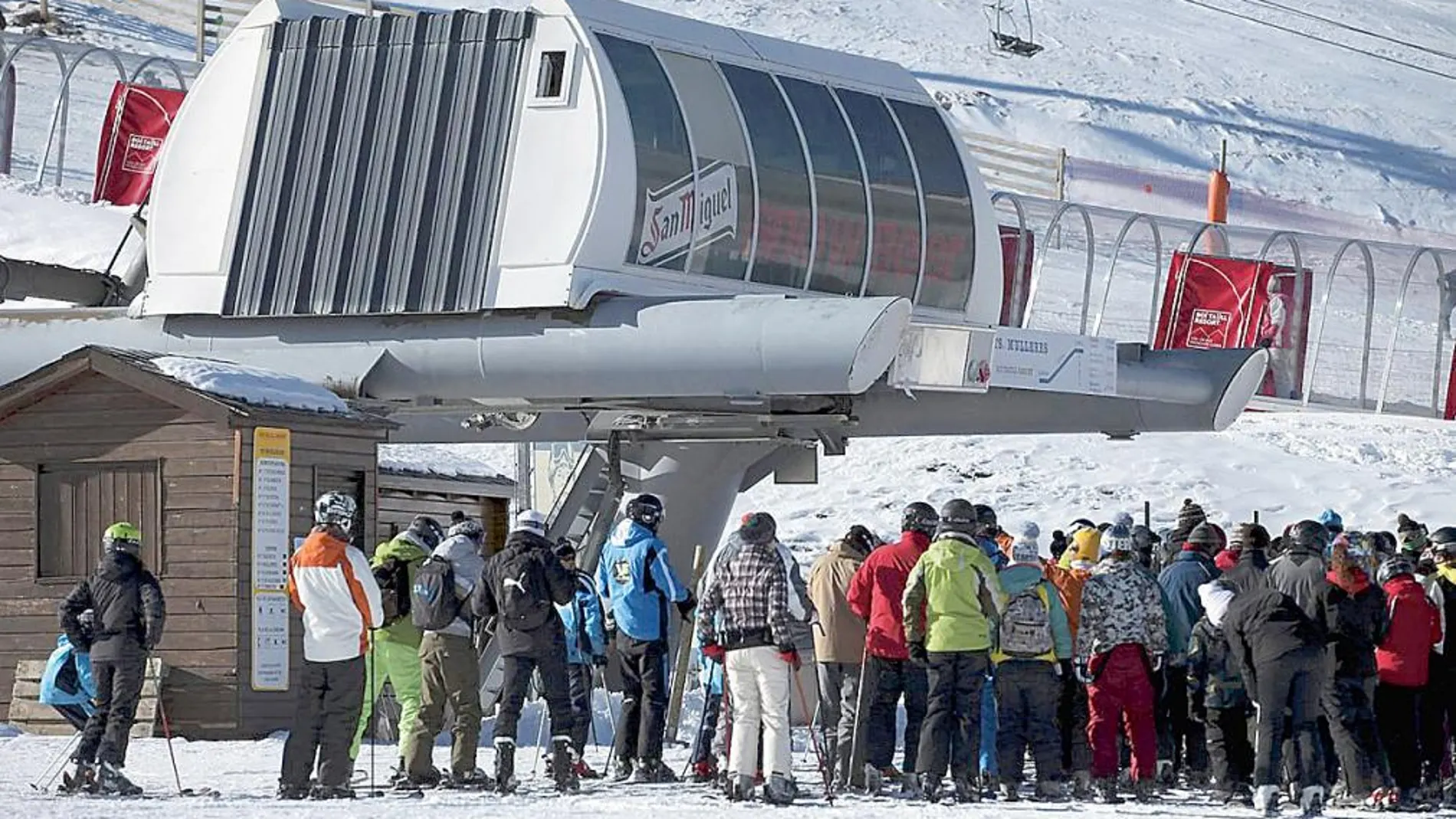 Decenas de aficionados hacen cola en uno de los remontes de la estación de esquí de Boi Taüll