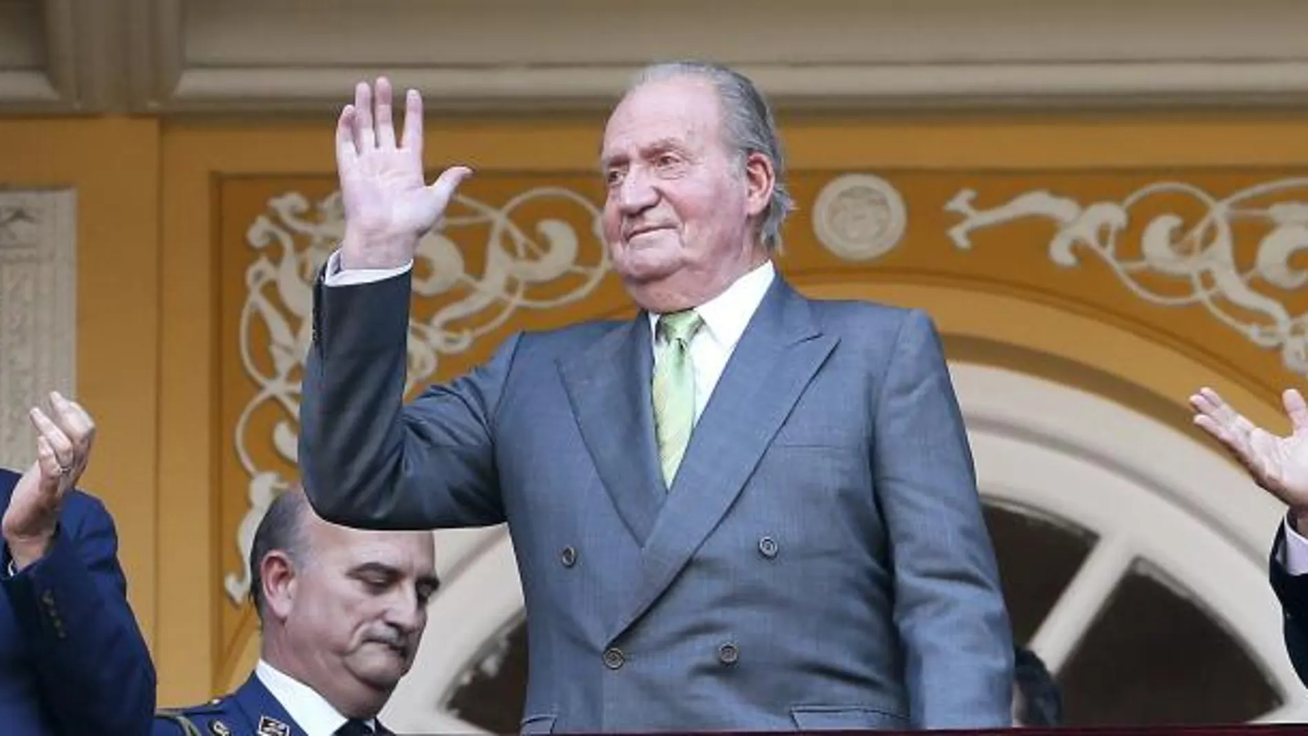 El Rey Juan Carlos saluda desde el palco Real de la Monumental de Las Ventas, a donde esta tarde ha acudido para presidir la primera Corrida de Beneficencia