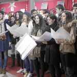 Decenas de personas se congregaron en la feria, en el Paseo de Recoletos, para escuchar a los chicos del coro de la Universidad Complutense