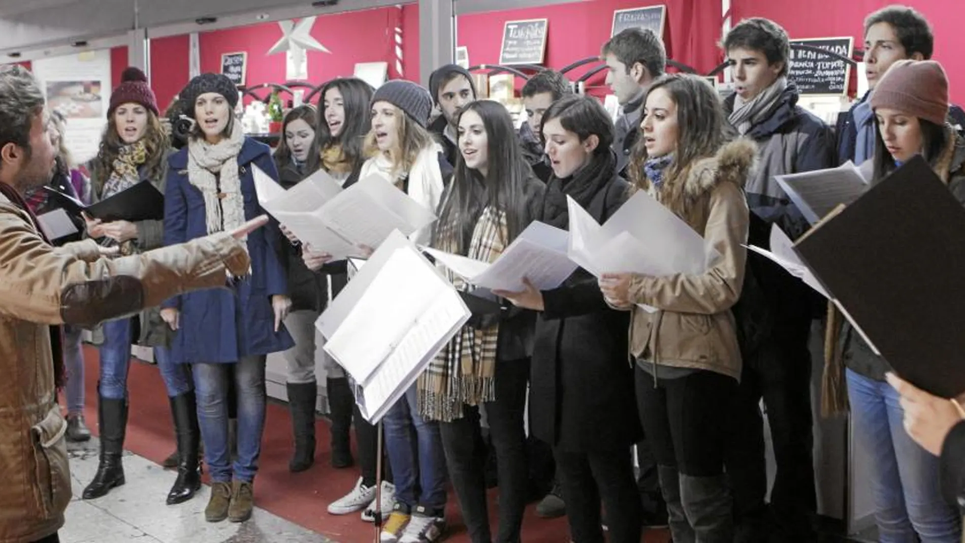 Decenas de personas se congregaron en la feria, en el Paseo de Recoletos, para escuchar a los chicos del coro de la Universidad Complutense