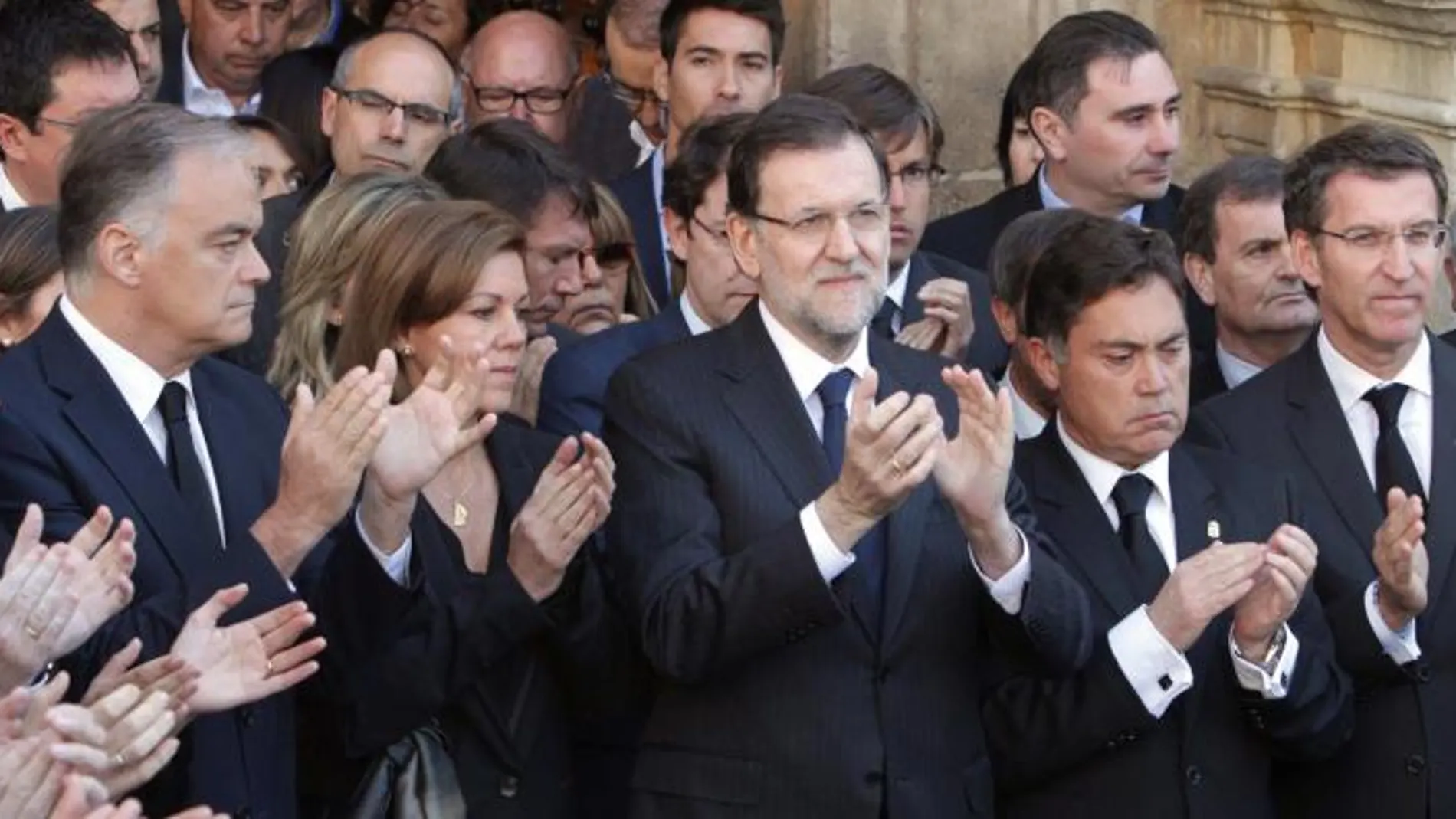 El presidente del Gobierno, Mariano Rajoy junto a numerosas autoridades, aplaude tras el solemne minuto de silencio que se ha guardado hoy a la entrada del Palacio de Los Guzmanes