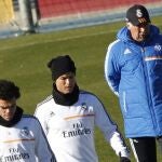 El técnico del Real Madrid, Carlo Ancelotti y los jugadores Pepe y Cristiano Ronaldo, durante el entrenamiento de hoy