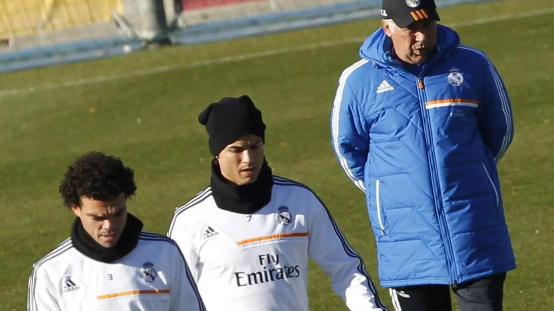 El técnico del Real Madrid, Carlo Ancelotti y los jugadores Pepe y Cristiano Ronaldo, durante el entrenamiento de hoy