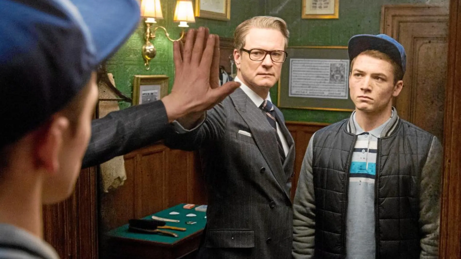 Frente al espejo. Colin Firth alecciona a un muchacho rebelde (Taron Egerton) en el espionaje