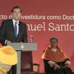 El presidente del Gobierno, Mariano Rajoy (i), pronuncia la “laudatio” en la ceremonia de entrega del doctorado Honoris Causa de la Universidad Camilo José Cela al presidente de Colombia, Juan Manuel Santos