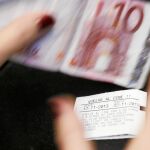 Un espectador paga la entrada en un complejo de cines del centro de Madrid