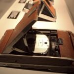Una cámara polaroid es expuesta en una exposición llamada "La colección polaroid"en Düsseldorf (Alemania)