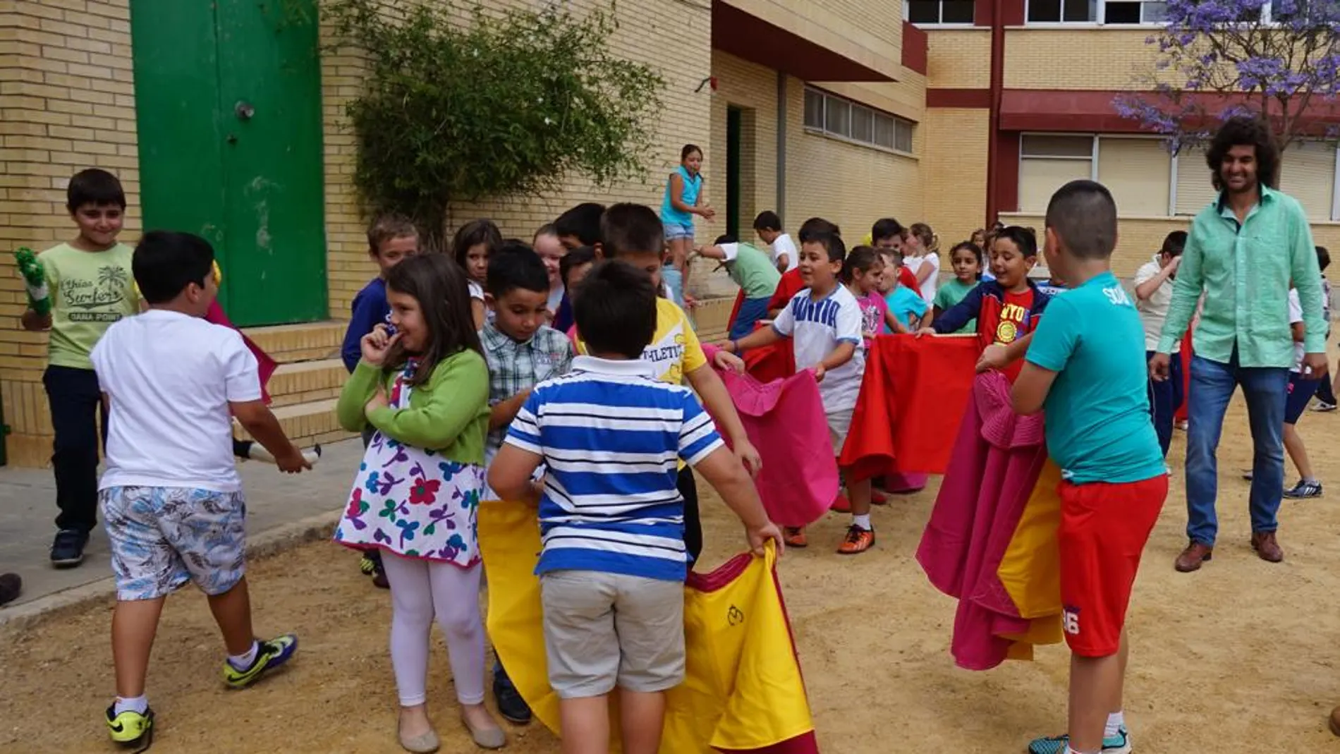 Los niños de la Puebla del Río juegan al toro en presencia de Morante