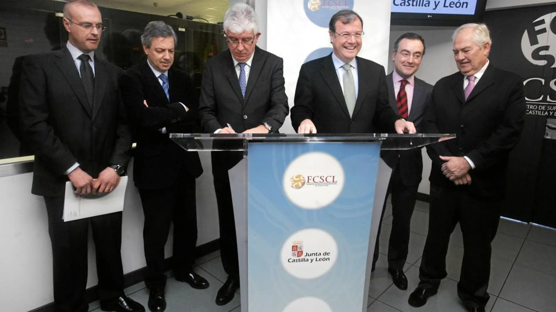 El consejero Antonio Silván y el rector José Ángel Hermida, junto a responsables de la Junta y de la ULE