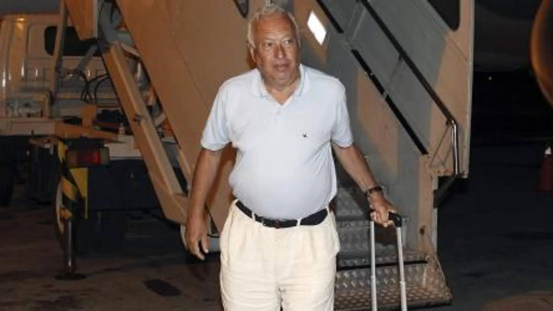 García-Margallo, con su maleta, baja del Airbus 310 de la Fuerza Aérea española averiado.