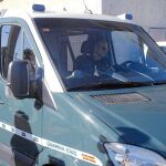 La policia local Raquel Gago, de 41 años, imputada por la muerte de la presidenta de la Diputación de León, Isabel Carrasco, sale del juzgado en un furgón de la Guardia Civil para ingresar en la cárcel de Mansilla de las Mulas.