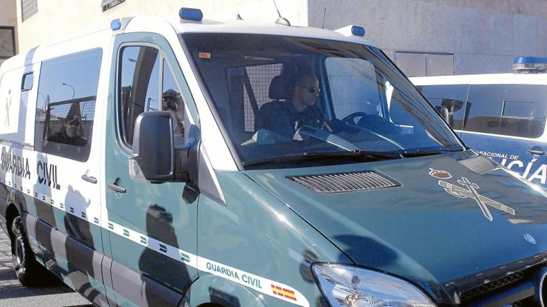 La policia local Raquel Gago, de 41 años, imputada por la muerte de la presidenta de la Diputación de León, Isabel Carrasco, sale del juzgado en un furgón de la Guardia Civil para ingresar en la cárcel de Mansilla de las Mulas.