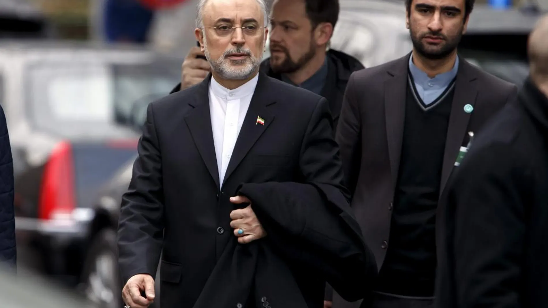 El director de la Organización de Energía Atómica de Irán, Ali Akbar Salehi (i), tras su reunión con altos cargos estadounidenses hoy en Ginebra.