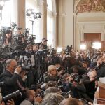 EXPECTACIÓN. Numerosos periodistas se concentraron en el Palacio del Quirinal para escuchar a Matteo Renzi