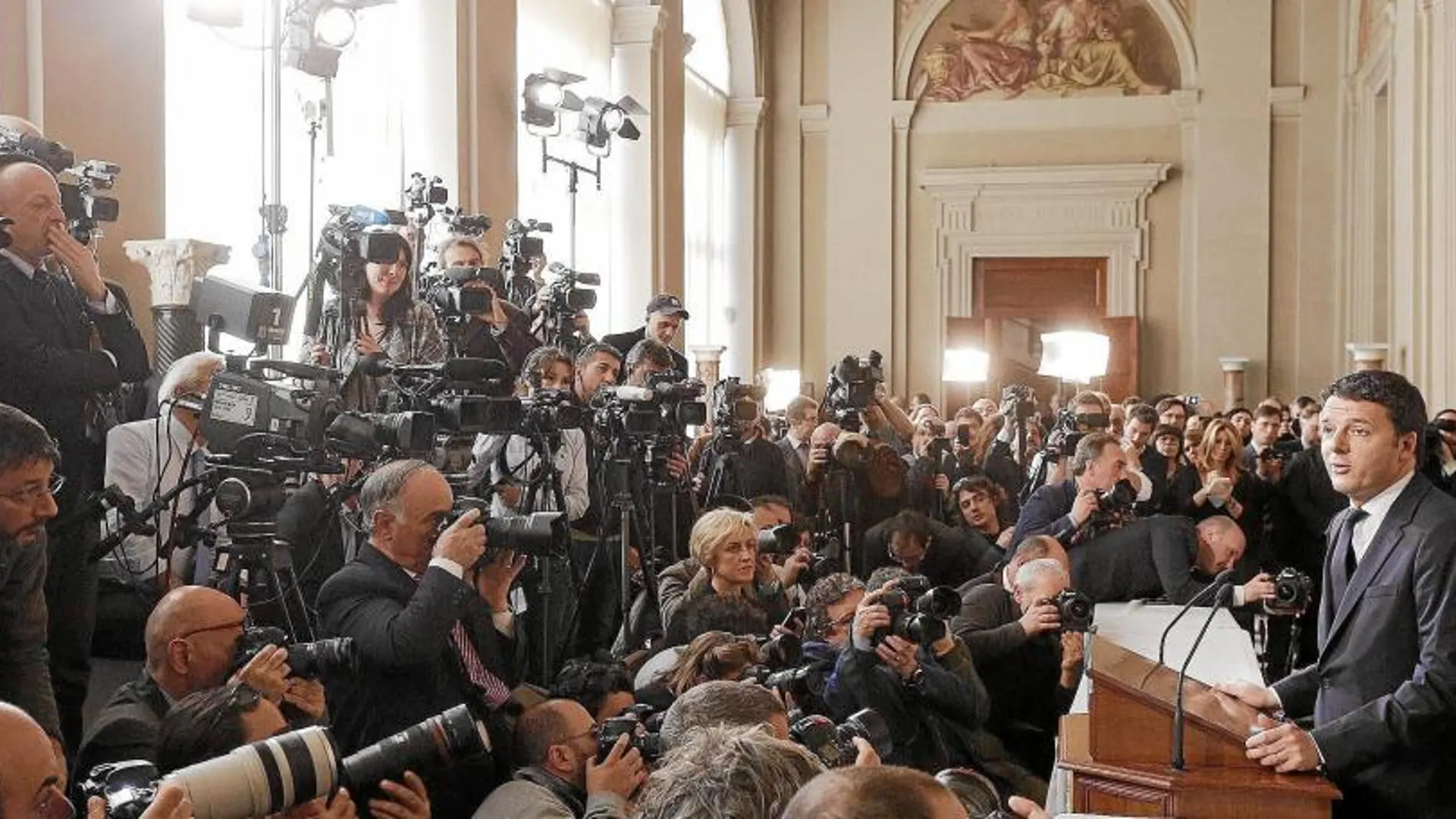 EXPECTACIÓN. Numerosos periodistas se concentraron en el Palacio del Quirinal para escuchar a Matteo Renzi
