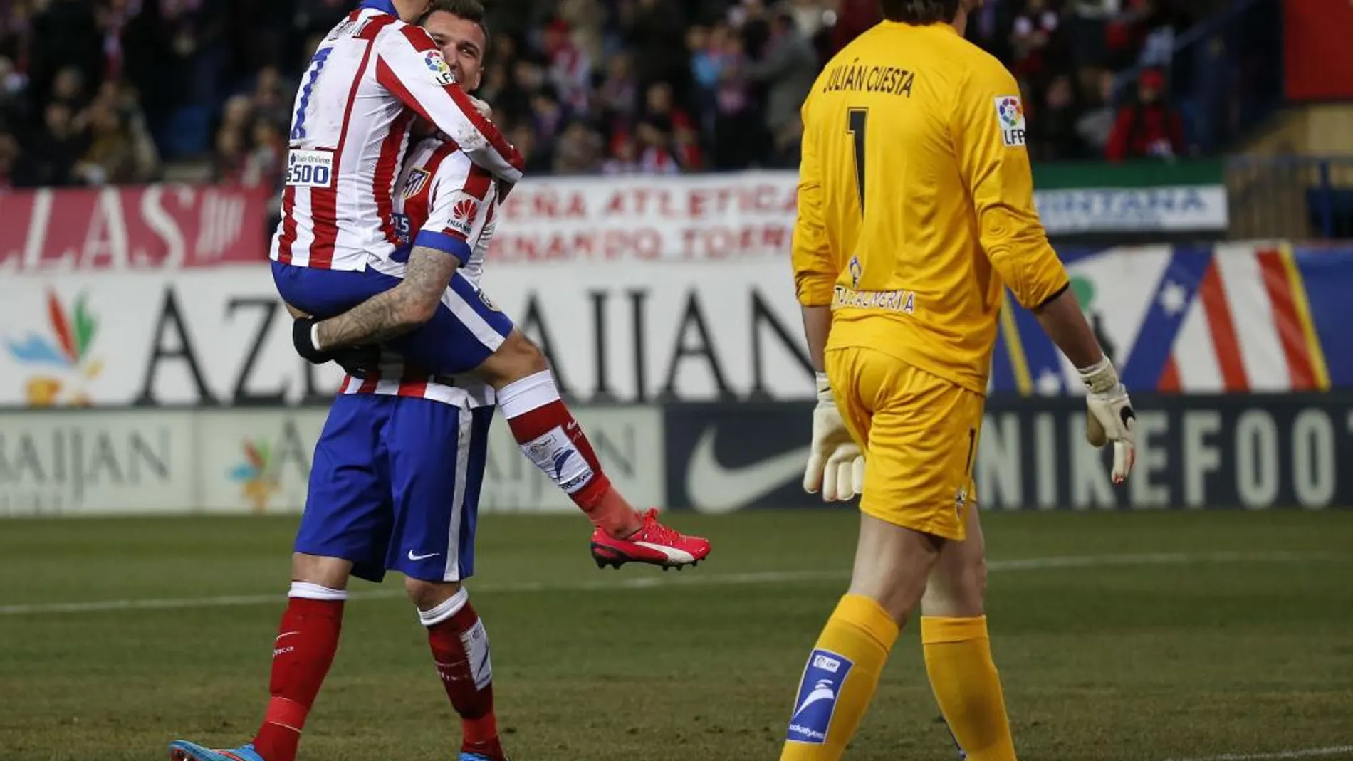 Griezmann y Mandzukic celebran ante el portero el Almeria el tanto del francés.