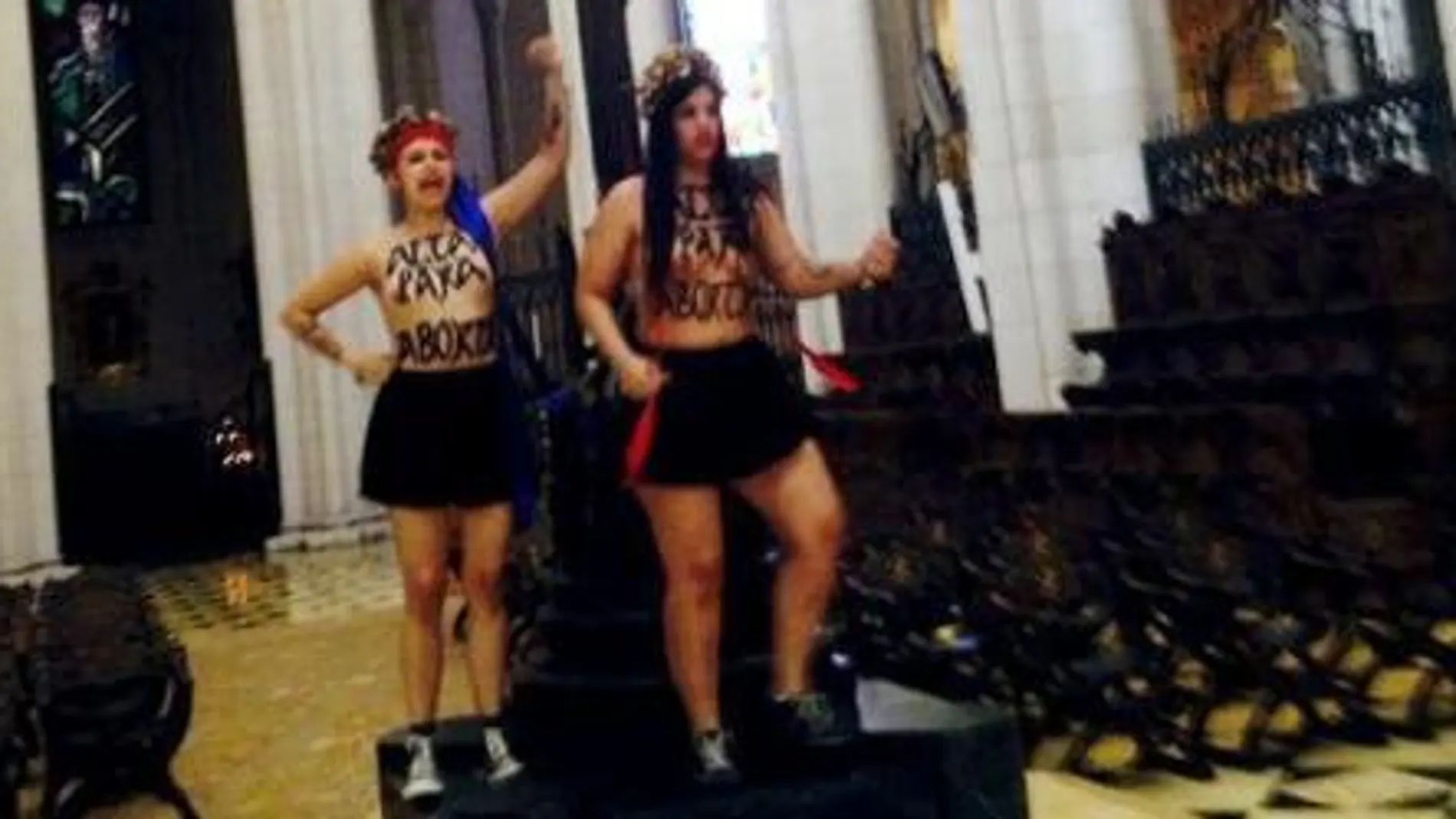 Dos activistas de Femem se han encadenado a un crucifijo en el altar de la catedral de la Almudena.