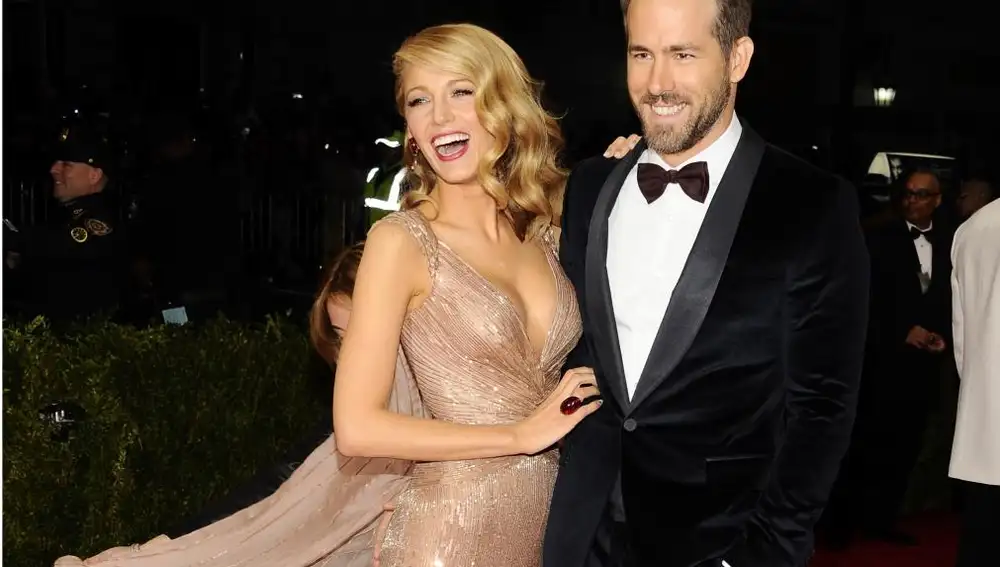 El matrimonio formado por el actor Ryan Reynolds y la actriz Blake Lively, durante un momento de la gala benéfica celebrada en el museo Metropolitan de Nueva York.