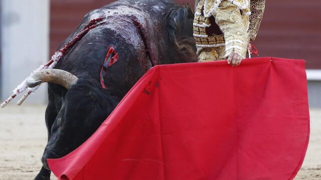 El diestro azteca templa un natural durante la faena al tercero de la tarde