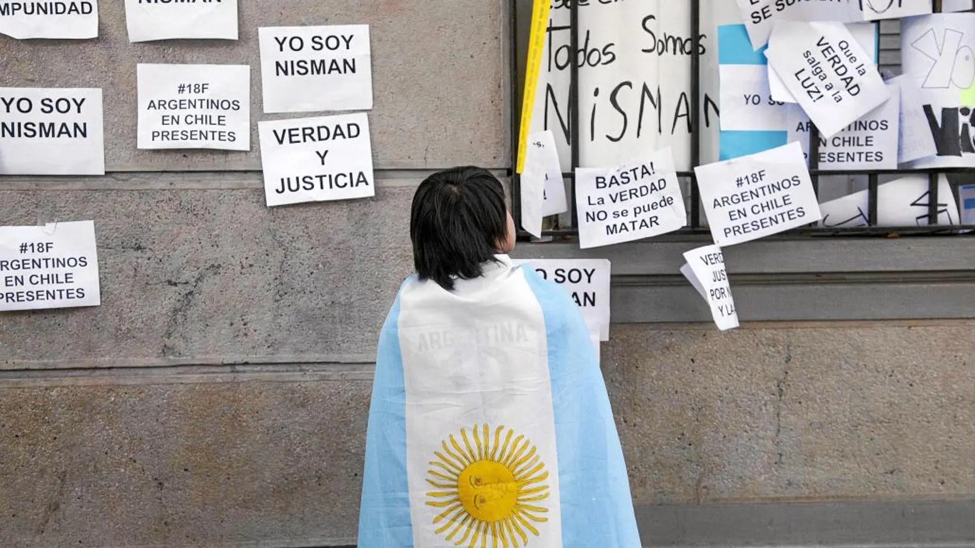 Un argentino durante la protesta por la muerte del fiscal