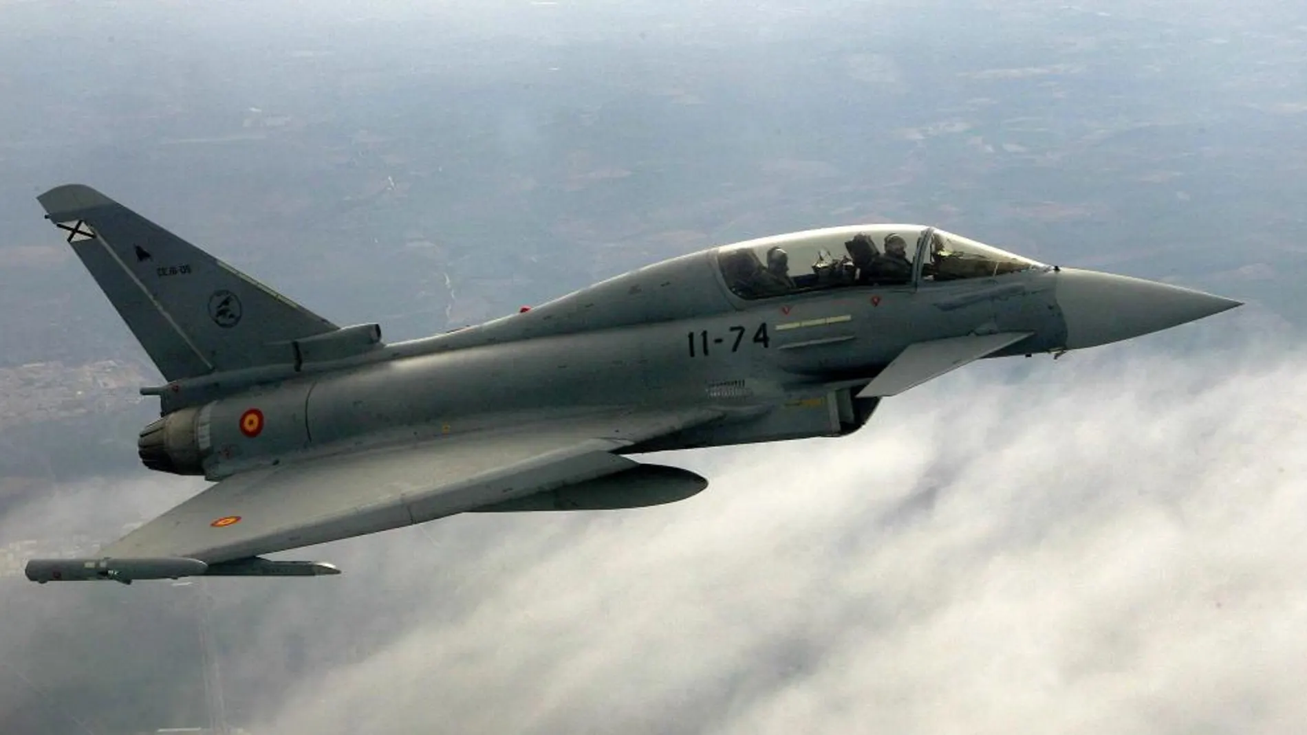 Fotografía de archivo de un cazabombardero Eurofighter del Ala 11 de la base aérea de Morón de la Frontera, en Sevilla, fotografiado desde el aire.