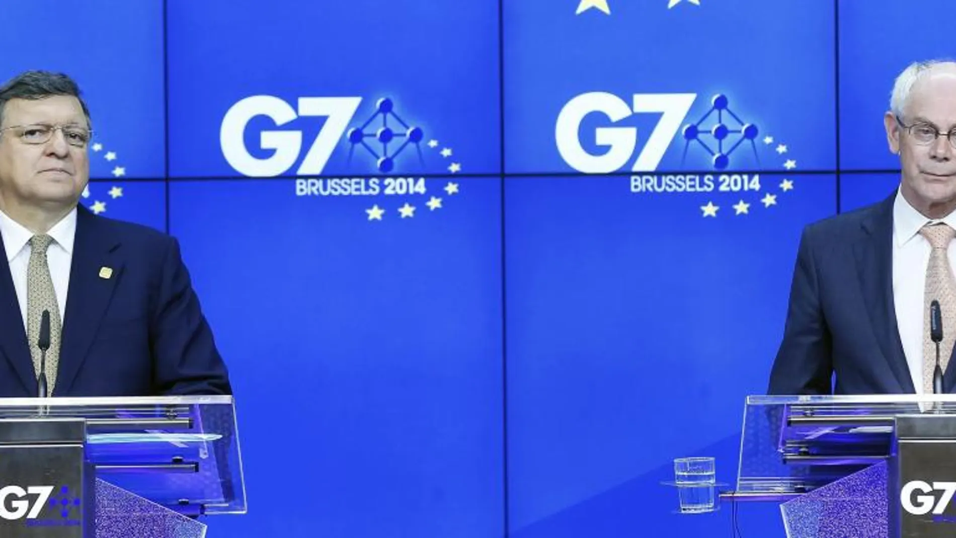 El presidente de la Comisión Europea (CE), José Manuel Durao Barroso (izda), y el presidente del Consejo Europeo, Herman Van Rompuy, ofrecen una rueda de prensa durante la cumbre del Grupo de los Siete (G7)
