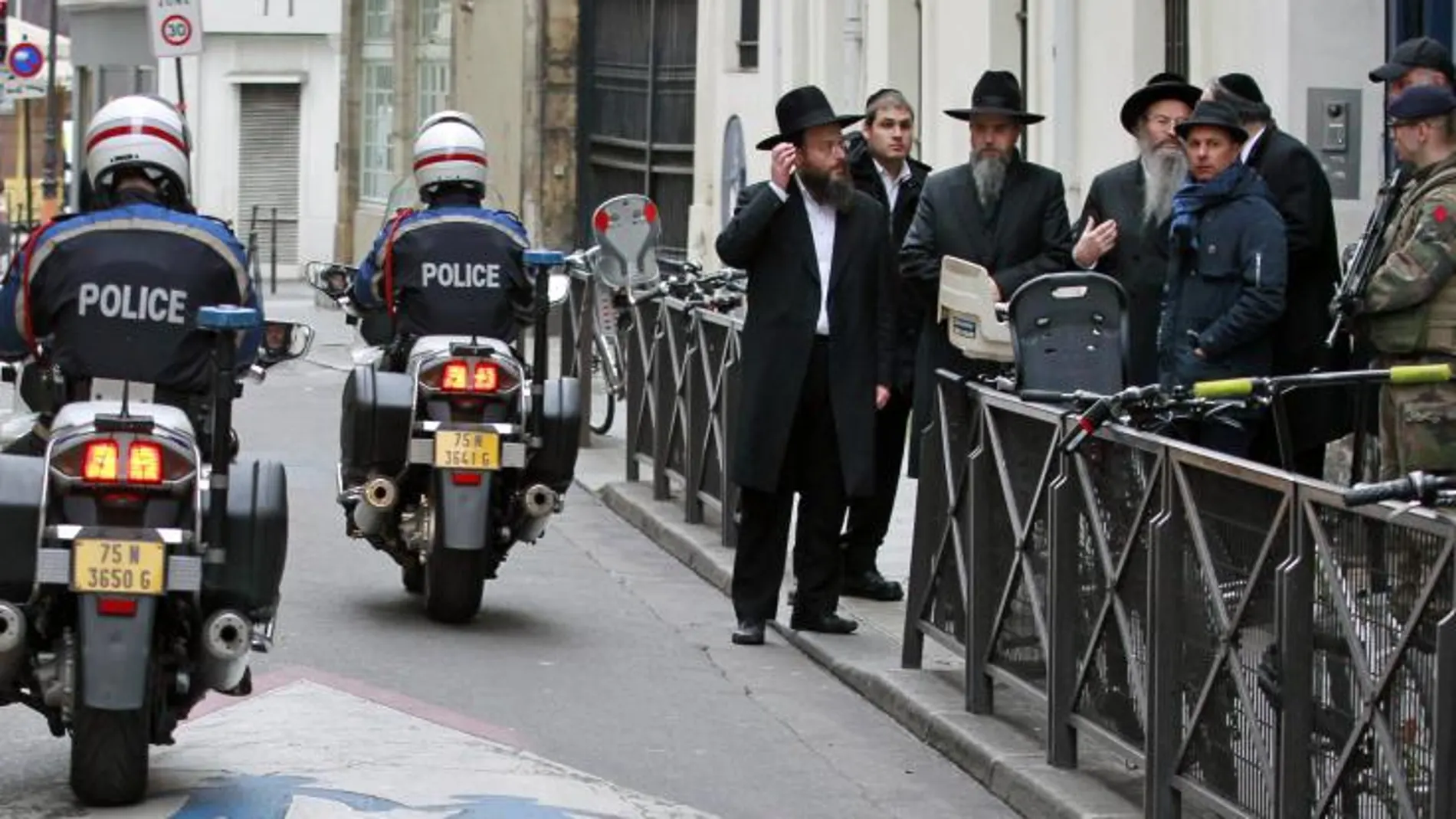 Policías y militares patrullan junto a la sinagoga de la calle Pavee, en el corazón del barrio judío de París.
