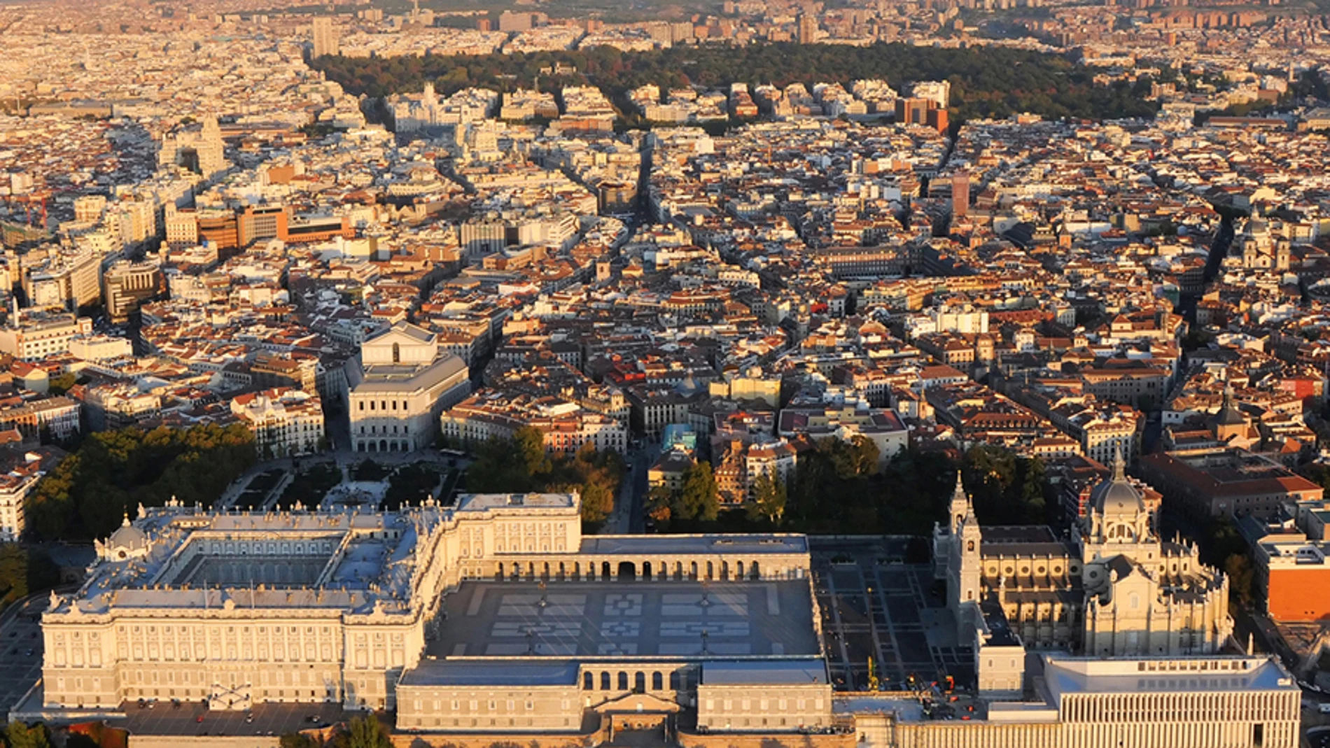 Complejo del Palacio Real y la Catedral de la Almudena, delante de la cual, bajo rasante, se sitúa el nuevo museo.