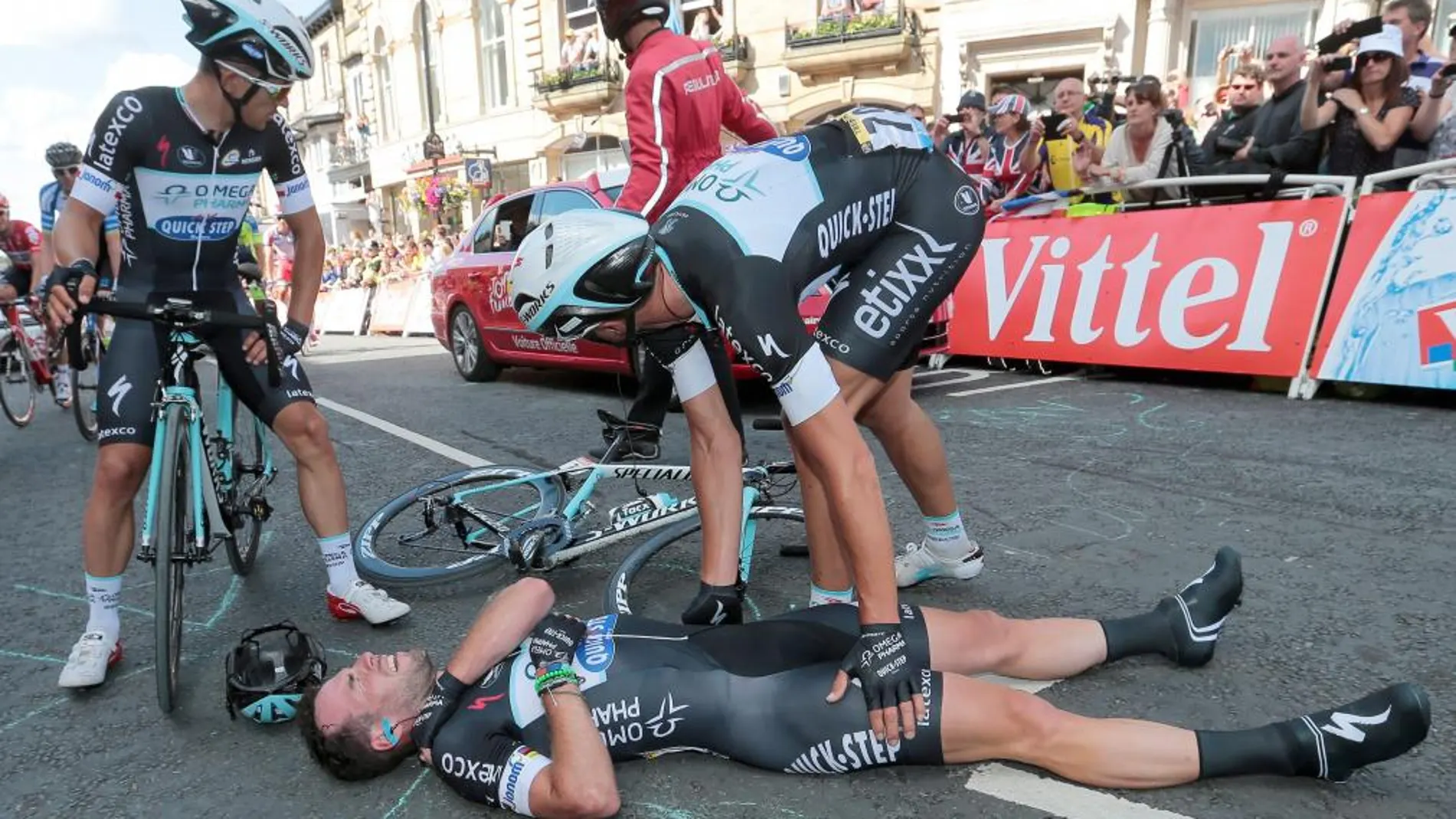 Cavendish, en el suelo, es atendido por sus compañeros tras las lesiones sufridas ayer.