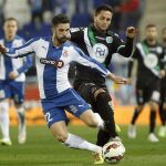 El defensa del RCD Espanyol Álvaro González (i) lucha un balón con el delantero rumano del Córdoba, Florin Andone (d)