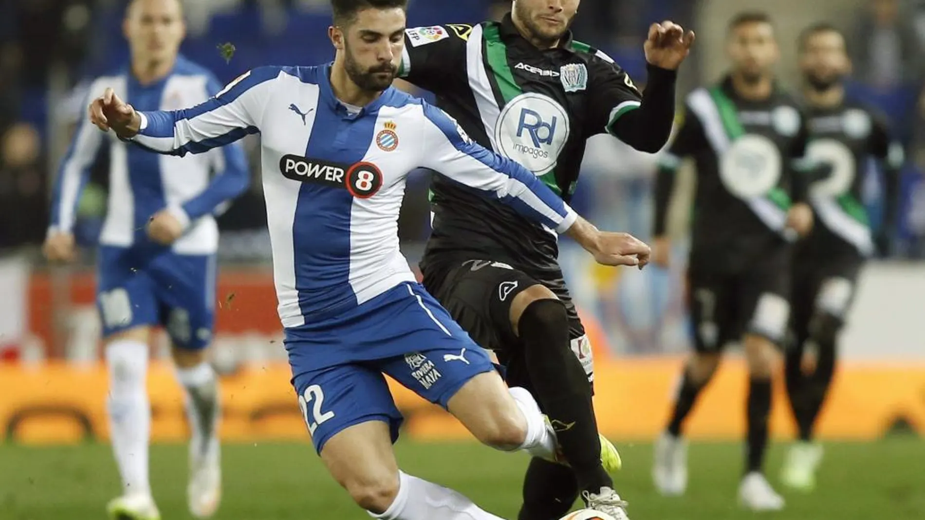 El defensa del RCD Espanyol Álvaro González (i) lucha un balón con el delantero rumano del Córdoba, Florin Andone (d)