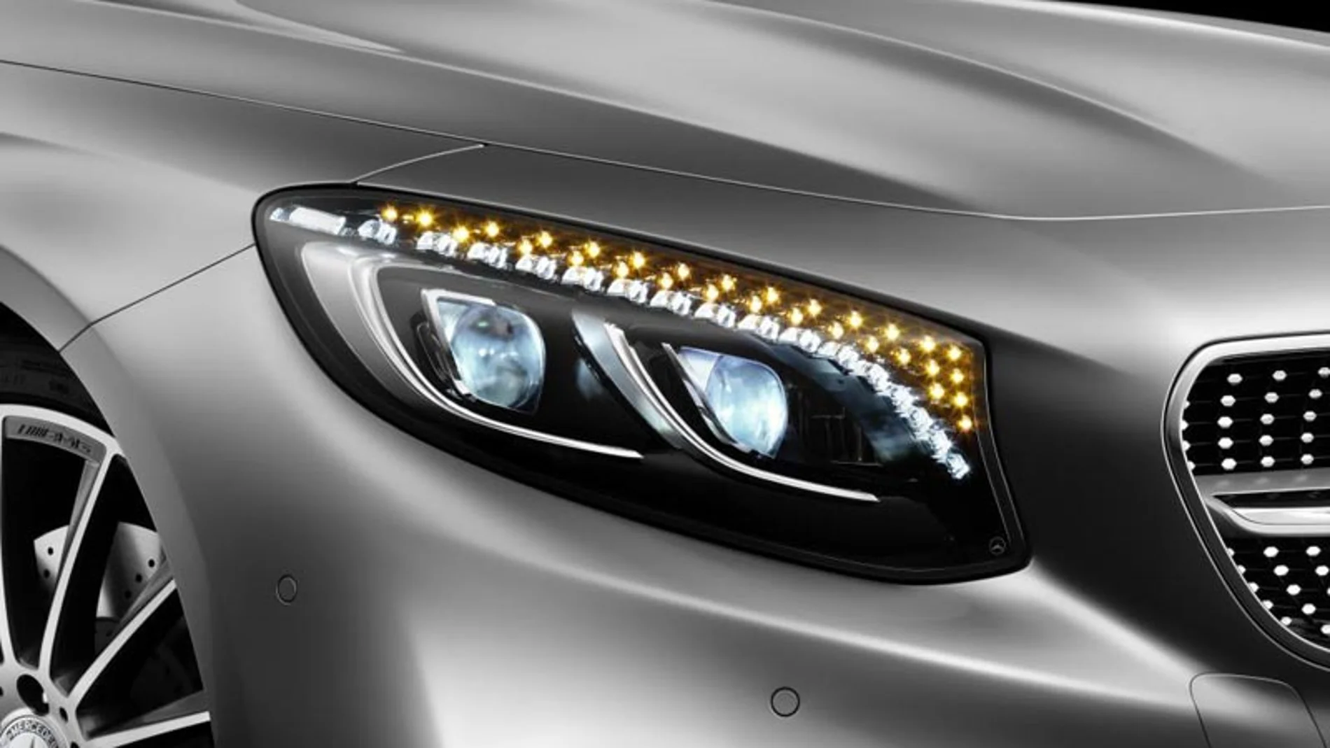 Puede equipar en opción unos faros de LED con cristales de Swarovsky.
