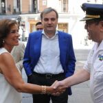 José Luis Gallego saluda a la alcaldesa de Madrid, Ana Botella
