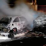 Tres coches también terminaron siendo pasto de las llamas.