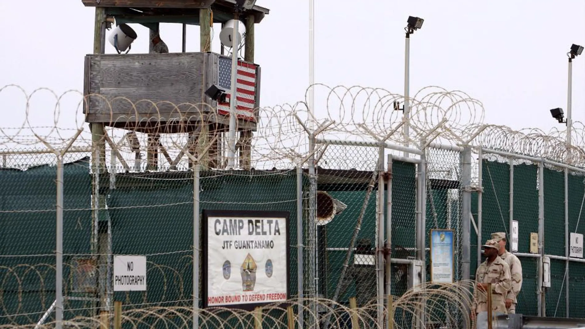 Foto de archivo de uno de los puestos de vigilancia del Campamento Delta de la base naval estadounidense en la bahía de Guantánamo.