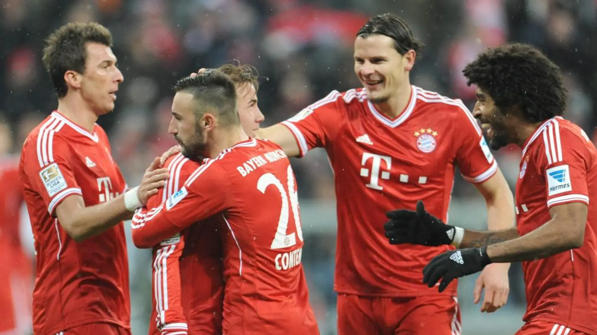 Los jugadores del Bayern Mandzukic (L-R), Goetze, Contento, van Buyten y Dante celebran un gol en su partido de hoy ante el Hamburgo.