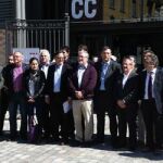 Alcaldes y regidores del Consejo Directivo de AMI, a las puertas del centro cultural Born