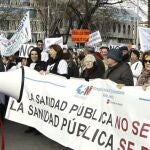 Participantes en la manifestación para protestar contra las privatizaciones de la sanidad, en una imagen de archivo