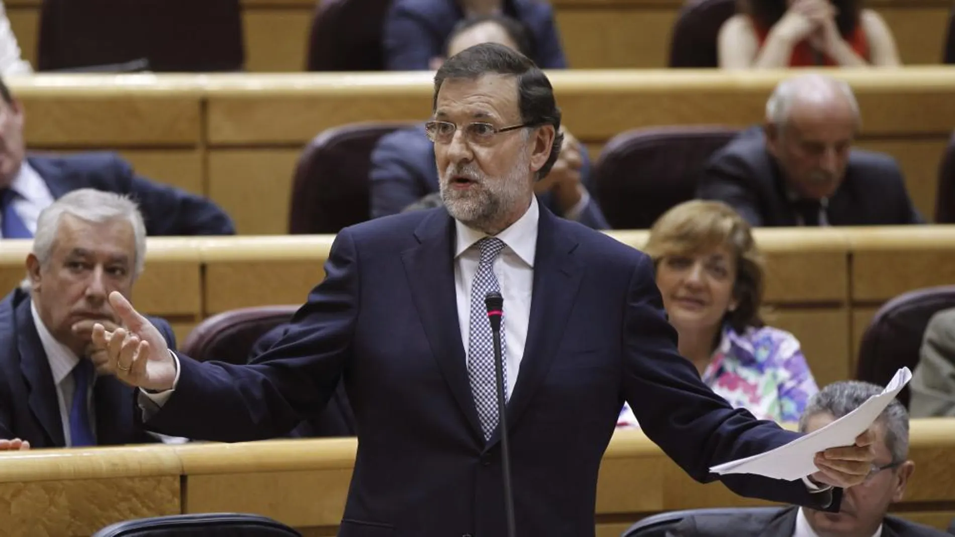 El presidente del Ejecutivo, Mariano Rajoy, responde a una de las preguntas hoy en la sesión de control al Gobierno en el pleno del Senado