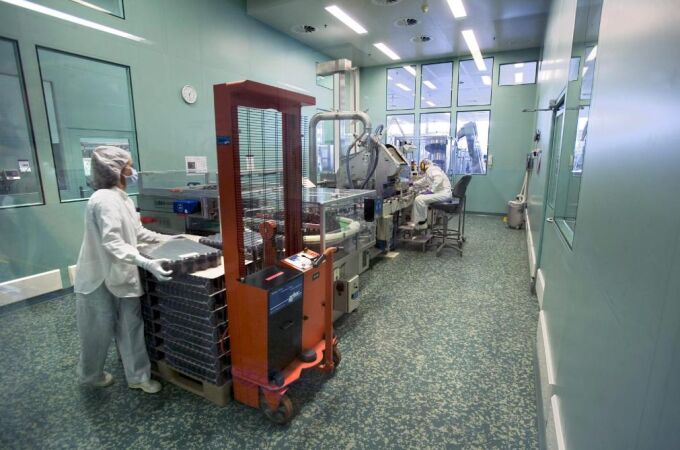 Una fotografía de archivo muestra a dos empleados de la compañia farmacéutica suiza Roche en Kaiseraugst, Suiza